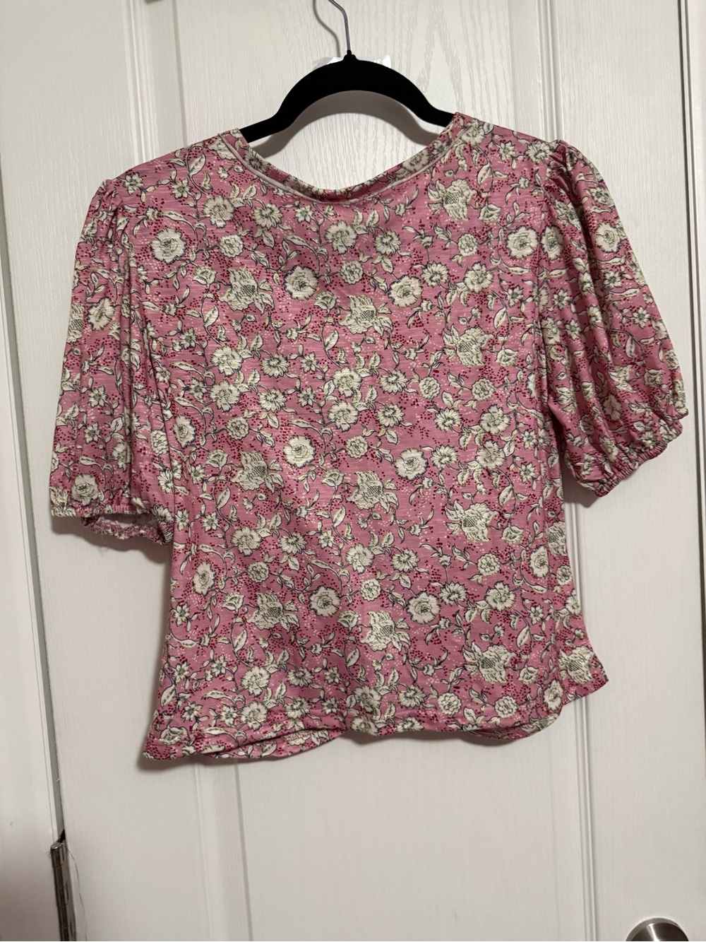 Women’s Pink Floral Ruched V-Neck Top - Picture 3 of 5
